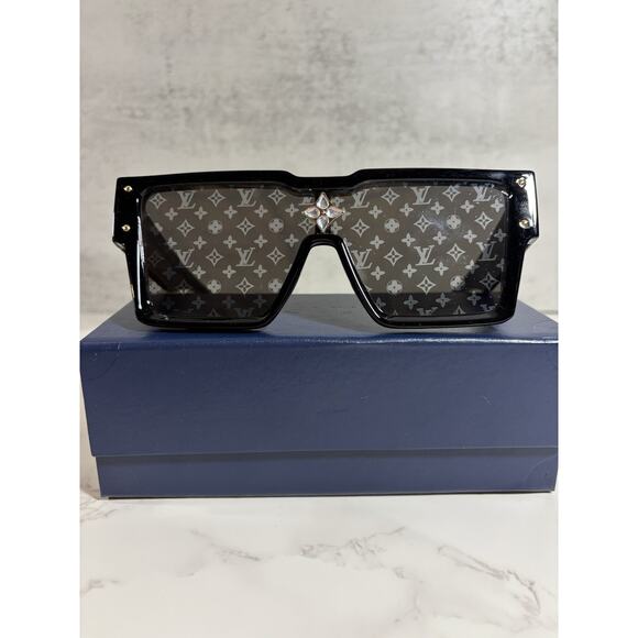 Louis Vuitton Oversized Monogram Lens Sunglasses Black – Crystal Flower Bridge - Picture 1 of 2